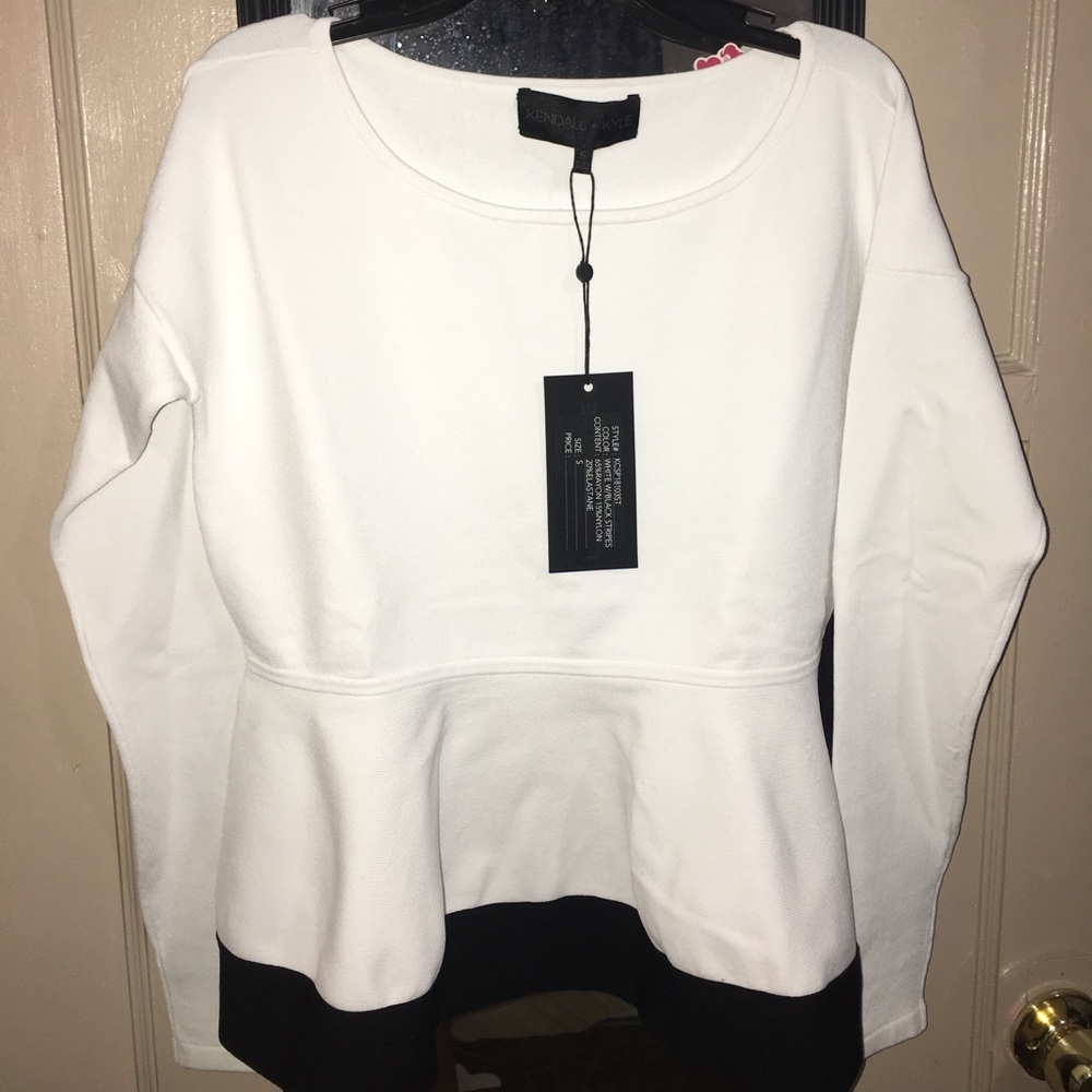 long sleeve shirt with ruffle in the bottom